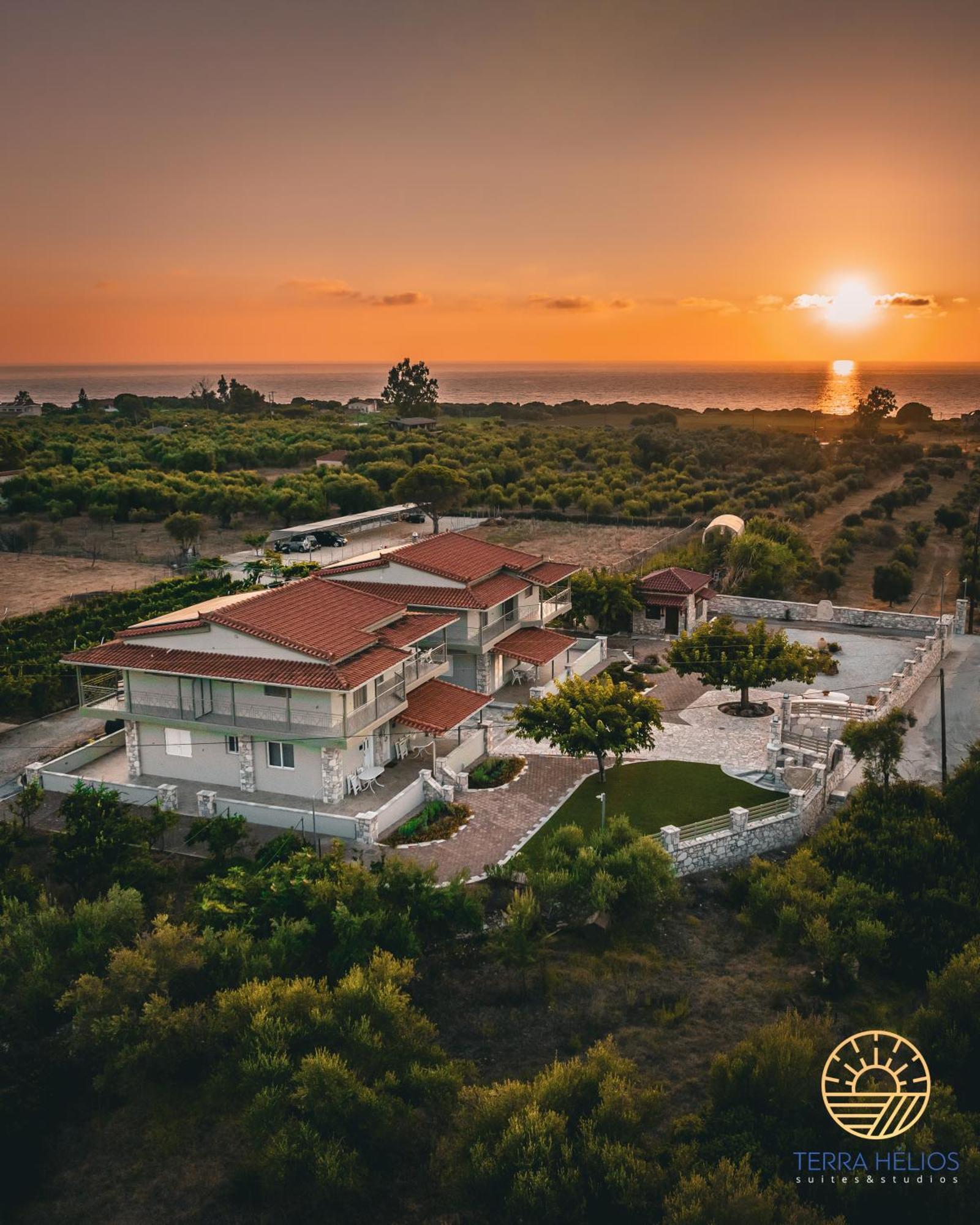 Terra Helios Suites & Studios Kyparissia Eksteriør billede